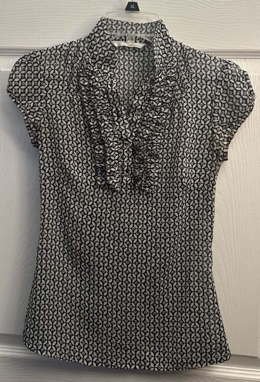 Amaranto Black and White Geometric Ruffle Front Cap Sleeve Blouse Size size 8
